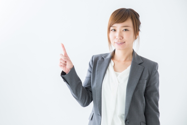 人差し指を立てる女性
